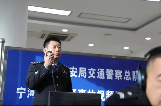 图为项铮进行视频调度辖区交通情况。中共天津市委政法委员会供图