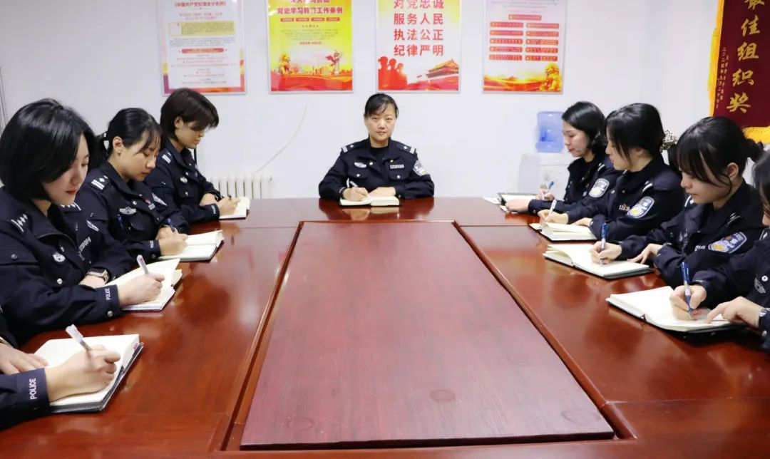 女子监狱八监区召开会议对相关工作进行部署。中共天津市委政法委员会供图